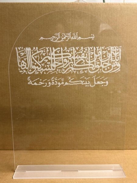 ستاند شفاف مع حفر